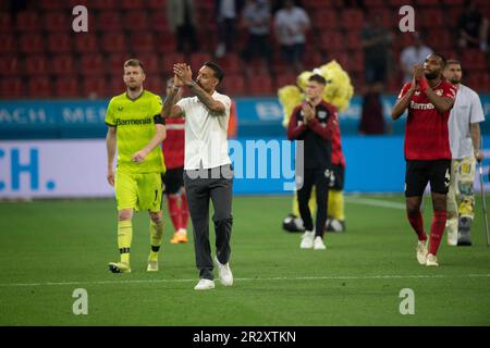 Leverkusen, Deutschland. 21. Mai 2023. Karim BELLARABI verabschiedet sich von den Fans Fußball 1. Bundesliga 33. Spieltag Bayer 04 Leverkusen (LEV) - Borussia Monchengladbach (MG) 2: am 05./21/2022 in der BayArena Leverkusen/Deutschland. #DFL-Vorschriften verbieten die Verwendung von Fotografien als Bildsequenzen und/oder quasi-Video # Credit: dpa/Alamy Live News Stockfoto