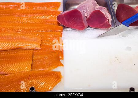 Frische Lachs- und Thunfischfilets auf dem Fischmarkt Stockfoto