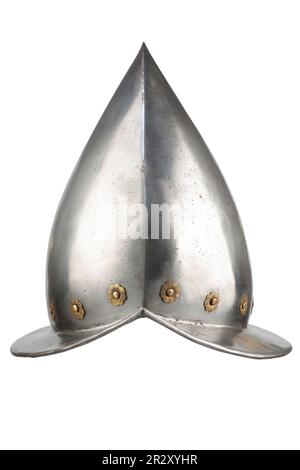Spanische Eroberer-Kamm-Morionhelm aus Eisen aus dem 17. Jahrhundert isoliert auf weißem Hintergrund Stockfoto