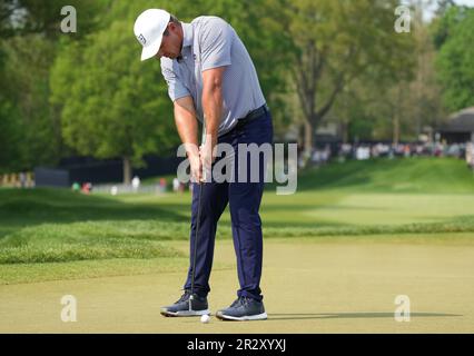 Rochester, Usa. 21. Mai 2023. Bryson DeChambeau legt am Sonntag, den 21. Mai 2023, in der letzten Runde der PGA-Meisterschaft 2023 im Oak Hill Country Club in Rochester, New York, auf das 8. Loch. Foto: Aaron Josefczyk/UPI Credit: UPI/Alamy Live News Stockfoto