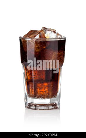 Colaglas mit Eiswürfeln auf weißem Hintergrund Stockfoto