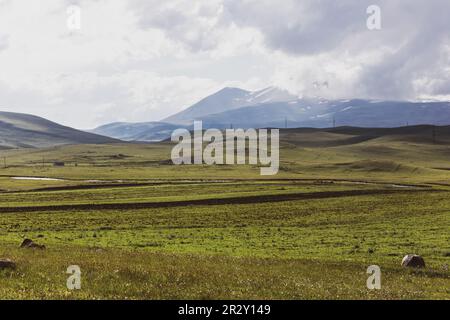 Javakheti-Plateau-Landschaft in Samtskhe–Javakheti, Georgien, mit alten, ruhenden Vulkanen in Javakheti und Samsari-Gebirgszug, elektrisch Stockfoto