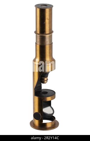 Vintage Messingmikroskop. Kleines Handmikroskop aus dem 20.. Jahrhundert. Isoliert auf weißem Hintergrund. Stockfoto