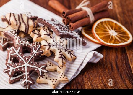 Hausgemachtes Weihnachtsgebäck auf Holztisch Stockfoto