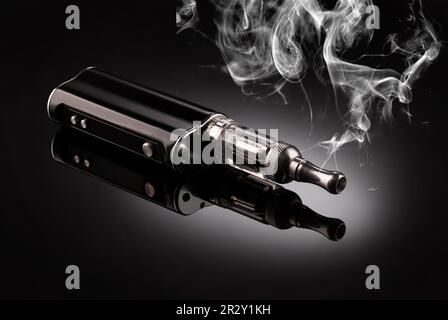 Große elektronische Zigaretten isoliert auf schwarz Stockfoto