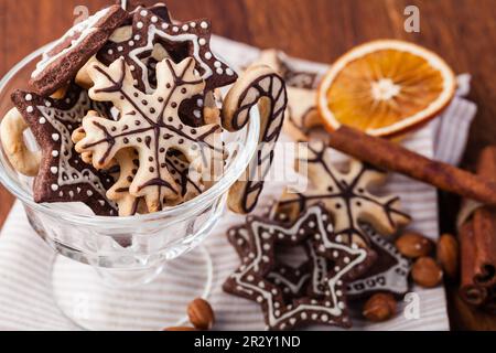 Hausgemachtes Weihnachtsgebäck auf Holztisch Stockfoto