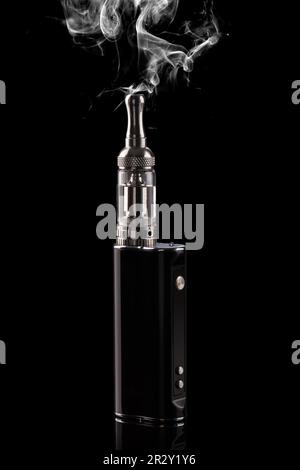 Große elektronische Zigaretten isoliert auf schwarz Stockfoto