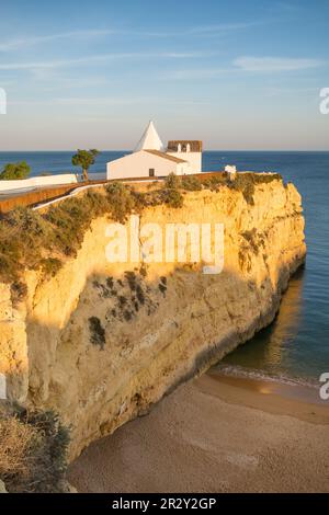 Blick auf den Sonnenuntergang über die Kirche Senhora de Nossa, Algarve, Portugal Stockfoto