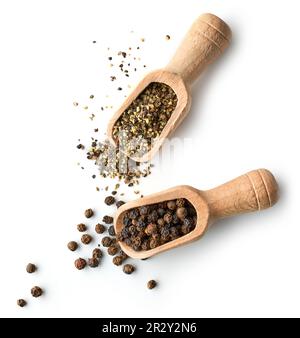 Ganzer und gemahlener Pfeffer, isoliert auf weißem Hintergrund, Draufsicht Stockfoto