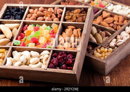 Sammlung von Schalenfrüchten und getrockneten Beeren, isoliert auf weißem Hintergrund Stockfoto