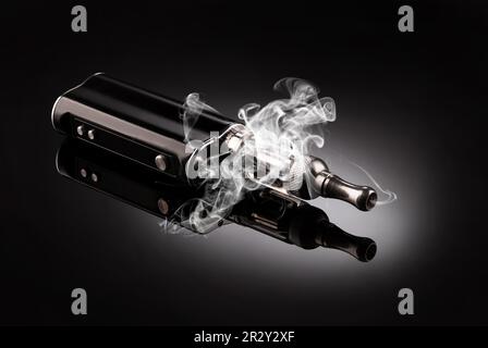 Große elektronische Zigaretten isoliert auf schwarz Stockfoto