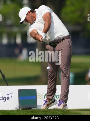 Rochester, Usa. 21. Mai 2023. Brooks Koepka schlägt seinen Abschlag auf dem 9.-Loch während der letzten Runde der PGA-Meisterschaft 2023 im Oak Hill Country Club in Rochester, New York, am Sonntag, den 21. Mai 2023. Foto: Aaron Josefczyk/UPI Credit: UPI/Alamy Live News Stockfoto