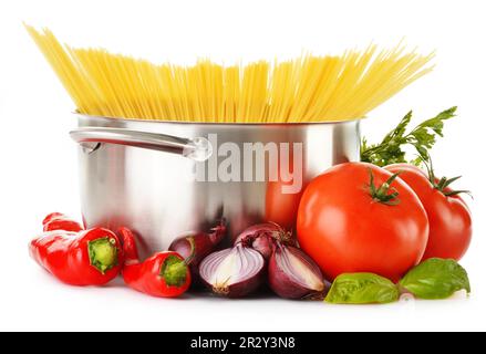 Edelstahl Topf mit Spaghetti und Vielzahl von rohem Gemüse isoliert auf weiss Stockfoto