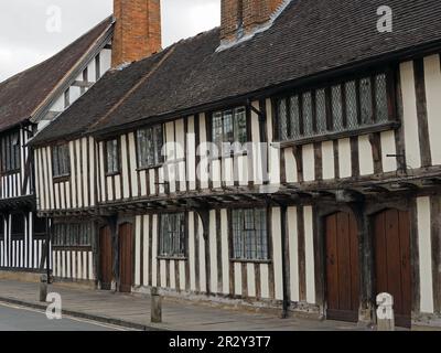 Uralte, wackelige Fachwerkhäuser mit hohen Schornsteinen, bleihaltigen Fenstern, Holztüren und angewinkelten Dächern im historischen Stratford-upon-Avon, England, Großbritannien Stockfoto
