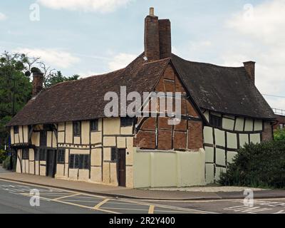 Uralte, wackelige Fachwerkhäuser mit hohen Schornsteinen, bleihaltigen Fenstern, Holztüren und angewinkelten Dächern im historischen Stratford-upon-Avon, England, Großbritannien Stockfoto