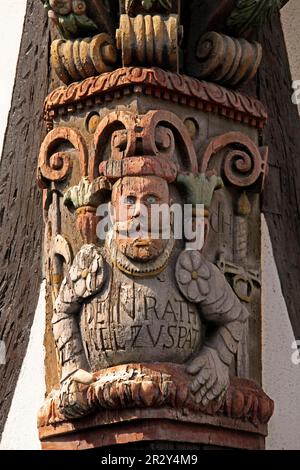 Kunstvolle Schnitzereien auf Eckbalken des Fachwerkhauses, Altstadt von Kronberg im Taunus, Hessen, Deutschland Stockfoto