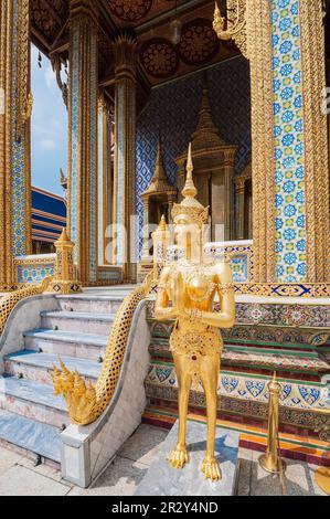 Kinnaris, Halb Vogel, Halb Frau Statue vor dem Prasat Phra Thep Bidon (Königliches Pantheon), Wat Phra Kaeo Komplex, Grand Palace, Bangkok, Thailand Stockfoto