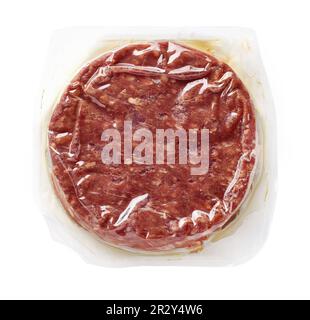 Rohes Rindfleisch-Burgerfleisch für Hamburger vakuumverpackt auf weißem Hintergrund, Draufsicht Stockfoto