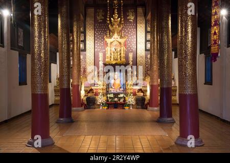 Echte Statue eines verehrten Mönchs, Wat Chedi Luang, Chiang Mai, Thailand Stockfoto