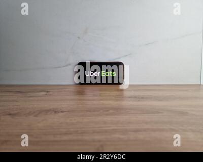 Konskie, Polen - 20. Mai 2023: Logo des „Uber Eats Meal Delivery Service“ auf dem Bildschirm des Mobiltelefons Stockfoto