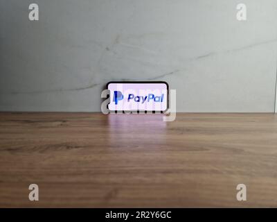 Konskie, Polen – 20. Mai 2023: Logo des Zahlungsprozessors PayPal auf dem Bildschirm des Mobiltelefons Stockfoto