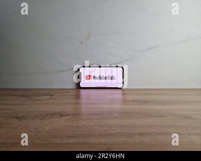 Konskie, Polen - 20. Mai 2023: YouTube Kids Video App for children Logo wird auf dem Bildschirm des Mobiltelefons angezeigt Stockfoto