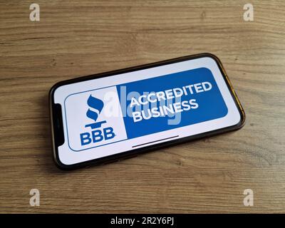 Konskie, Polen - 20. Mai 2023: Logo des Better Business Bureau (BBB) auf dem Bildschirm des Mobiltelefons Stockfoto