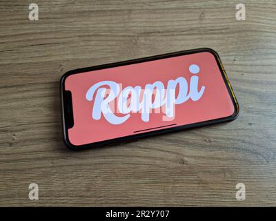Konskie, Polen - 20. Mai 2023: Logo des kolumbianischen Lieferunternehmens Rappi auf dem Bildschirm des Mobiltelefons Stockfoto