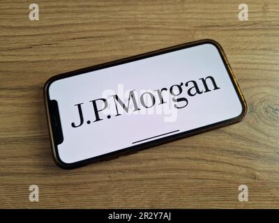 Konskie, Polen - 20. Mai 2023: Logo des Finanzdienstleisters JP Morgan auf dem Bildschirm des Mobiltelefons Stockfoto