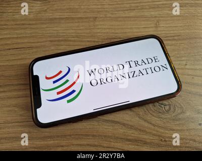 Konskie, Polen – 20. Mai 2023: Logo der Welthandelsorganisation (WTO) auf dem Bildschirm des Mobiltelefons Stockfoto