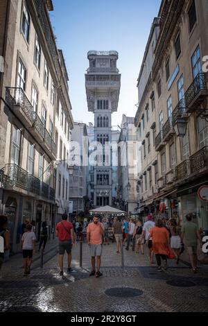 Aufzug von Santa Justa, Aufzug do Carmo im Stadtteil Baixa, lissabon, portugal, mit den peripheren Straßen mit vielen Touristen, vertikal Stockfoto