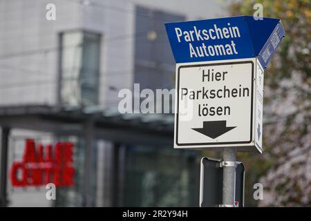 Parkscheinautomaten im Allee Center in Magdeburg. Stockfoto