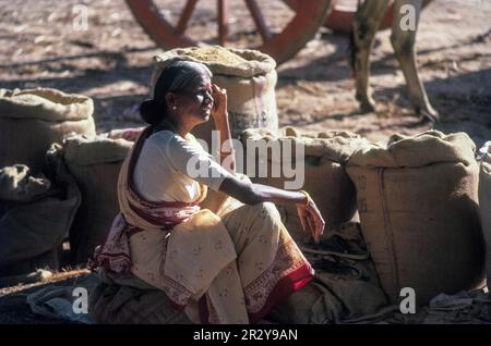 Eine alte Verkäuferin, wöchentlicher Zeitschriftenmarkt in Perundurai nahe Erode, Tamil Nadu, Südindien, Indien, Asien Stockfoto