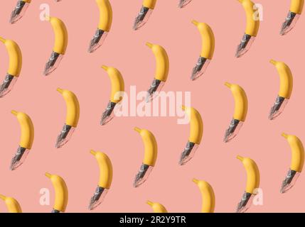 Trendiges Sonnenlicht Sommermuster mit frischen Bananenfrüchten auf hellrosa Hintergrund. Minimales Sommerkonzept. Stockfoto