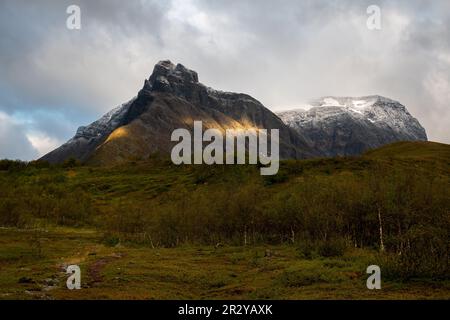 Sonnenaufgang an den Bergseiten des Nallo-Massivs entlang des Wanderwegs zwischen Vistas und Nallo, Lappland, Schweden Stockfoto