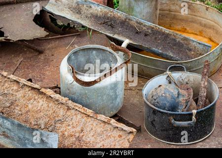 Verschiedene alte und rostige Altmetalle, die auf einem Haufen gesammelt wurden Stockfoto