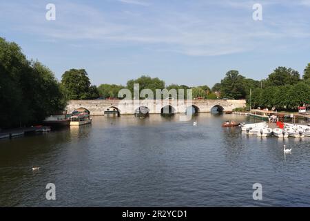 Clopton Bridge über den Fluss Avon in Stratford-upon-Avon, England, Stufe 1 gelistet, mittelalterliche Mauerwerksbrücke Stockfoto