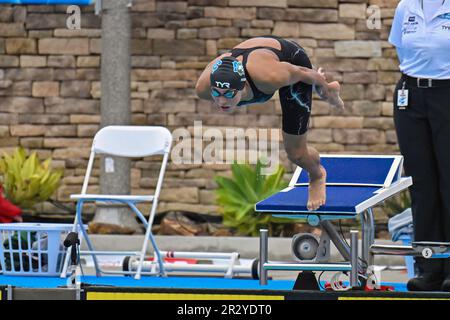 Mission Viejo, Kalifornien, USA. 19. Mai 2023. Torri Huske, Alto Swim Club, taucht in die Bahn 5 des Frauenfinales 50m mit Schmetterlingen ein, bei der USA Swimming 2023 TYR Pro Swim Series, Marguerite Aquatic Center in Mission Viejo, Kalifornien. Justin Fine/CSM/Alamy Live News Stockfoto