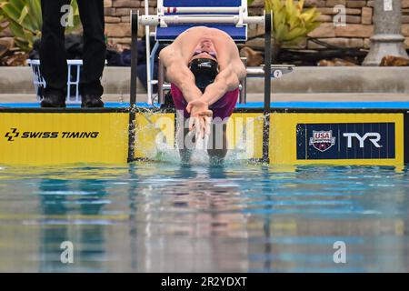 Mission Viejo, Kalifornien, USA. 19. Mai 2023. Ryan Murphy, California Aquatics, taucht in Spur 7 des Backstroke Men's Final 200m bei der USA Swimming 2023 TYR Pro Swim Series, Marguerite Aquatic Center in Mission Viejo, Kalifornien, ein. Justin Fine/CSM/Alamy Live News Stockfoto