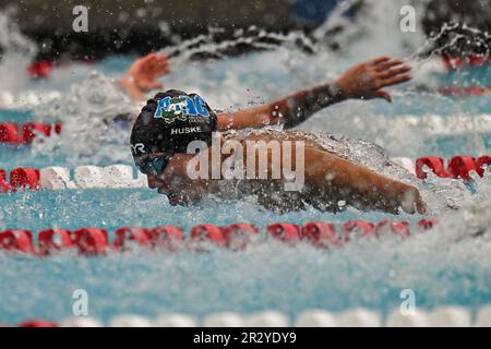 Mission Viejo, Kalifornien, USA. 19. Mai 2023. Torri Huske, Alto Swim Club, schwimmt in Bahn 5 des Frauenfinales 50m mit Schmetterlingen bei der USA Swimming 2023 TYR Pro Swim Series, Marguerite Aquatic Center in Mission Viejo, Kalifornien. Justin Fine/CSM/Alamy Live News Stockfoto