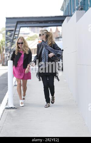 Delta Goodrem und Brian McFadden gehen nach einem gemeinsamen Valentinstag-Mittagessen zu Delta's Apartment am Hafen von Sydney. Sydney, Australien. 14.02.2008. Stockfoto