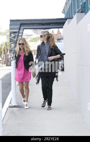 Delta Goodrem und Brian McFadden gehen nach einem gemeinsamen Valentinstag-Mittagessen zu Delta's Apartment am Hafen von Sydney. Sydney, Australien. 14.02.2008. Stockfoto