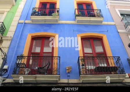 Die farbenfrohe Fassade eines Gebäudes in einer engen Straße in Lissabon, Spanien, erhellt die gesamte Gegend, die oft verpasst wird, weil sie nicht nach oben blickt, April 2023. Stockfoto