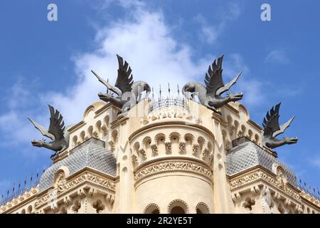 Haus der Drachen Ceuta, Spanien, die Drachen auf dem Dach sind Nachbildungen der Originale, die während der Zweiten Spanischen Republik entfernt wurden. Stockfoto