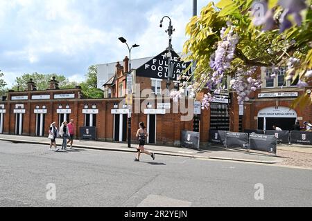 LONDON, ENGLAND - MAI 20: Allgemeiner Blick außerhalb des Stadions vor dem Spiel der Premier League zwischen Fulham FC und Crystal Palace im Craven Cottage Stockfoto