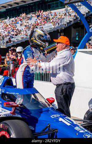 Indianapolis, USA. 21. Mai 2023. DER INDYCAR-Fahrer ALEX PALOU (10) aus Barcelona, Spanien, gewinnt den Pole Award für die Indianapolis 500 auf dem Indianapolis Motor Speedway in Indianapolis, USA. Kredit: Cal Sport Media/Alamy Live News Stockfoto