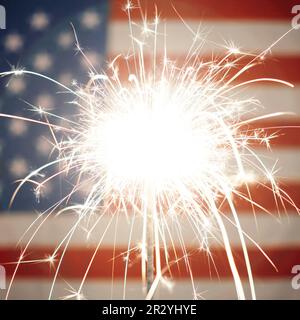 Brennender Funkler vor der amerikanischen Flagge Stockfoto