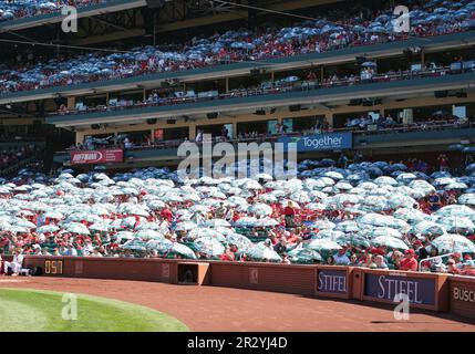 St. Louis, Usa. 21. Mai 2023. St. Die Fans der Louis Cardinals öffnen zwischen den Innings der Los Angeles Dodgers-St. ihre „Give-a-Way“-Regenschirme Louis Cardinals Baseballspiel im Busch Stadium in St. Louis am Sonntag, dem 21. Mai 2023. Foto: Bill Greenblatt/UPI Credit: UPI/Alamy Live News Stockfoto
