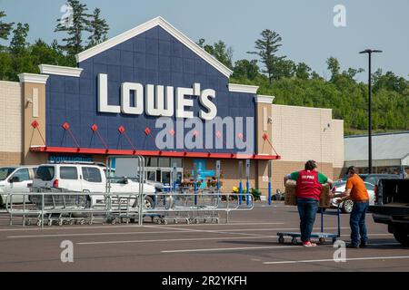 Bloomsburg, Usa. 21. Mai 2023. Ein Mitarbeiter von Lowe's hilft einem Kunden auf dem Parkplatz eines Lowe's Stores in Bloomsburg, Pa, am Sonntag, den 21. Mai 2023. Lowe's Companies, Inc. Meldet die Quartalsergebnisse am Dienstag, den 23. Mai 2023. (Foto: Paul Weaver/Sipa USA) Guthaben: SIPA USA/Alamy Live News Stockfoto