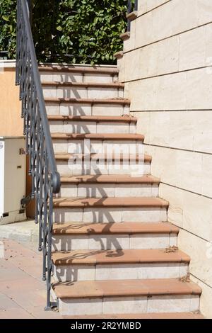 Wunderschöne geflieste Treppen mit Metallgeländern im Freien Stockfoto